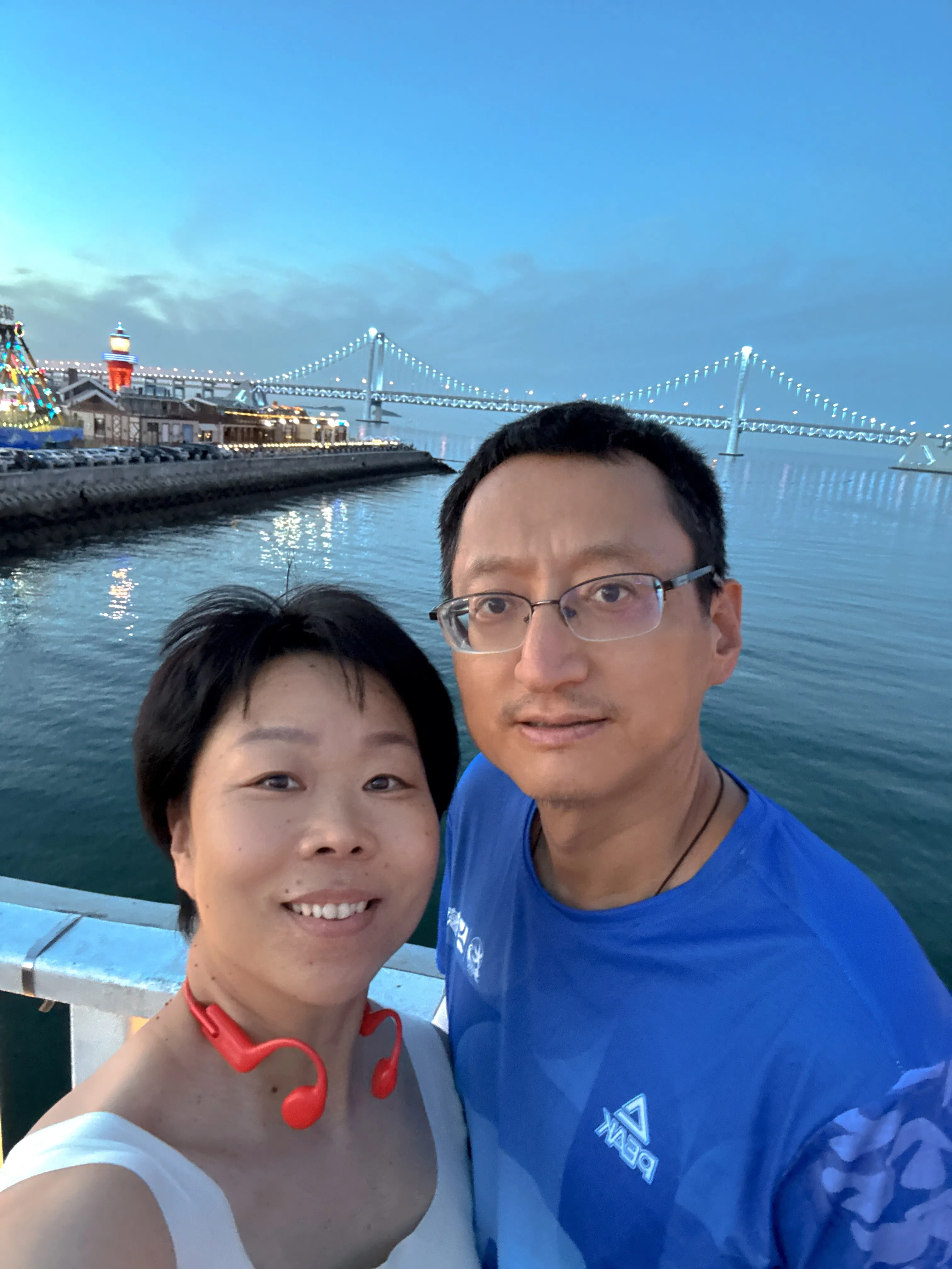 跨海大桥前的合影